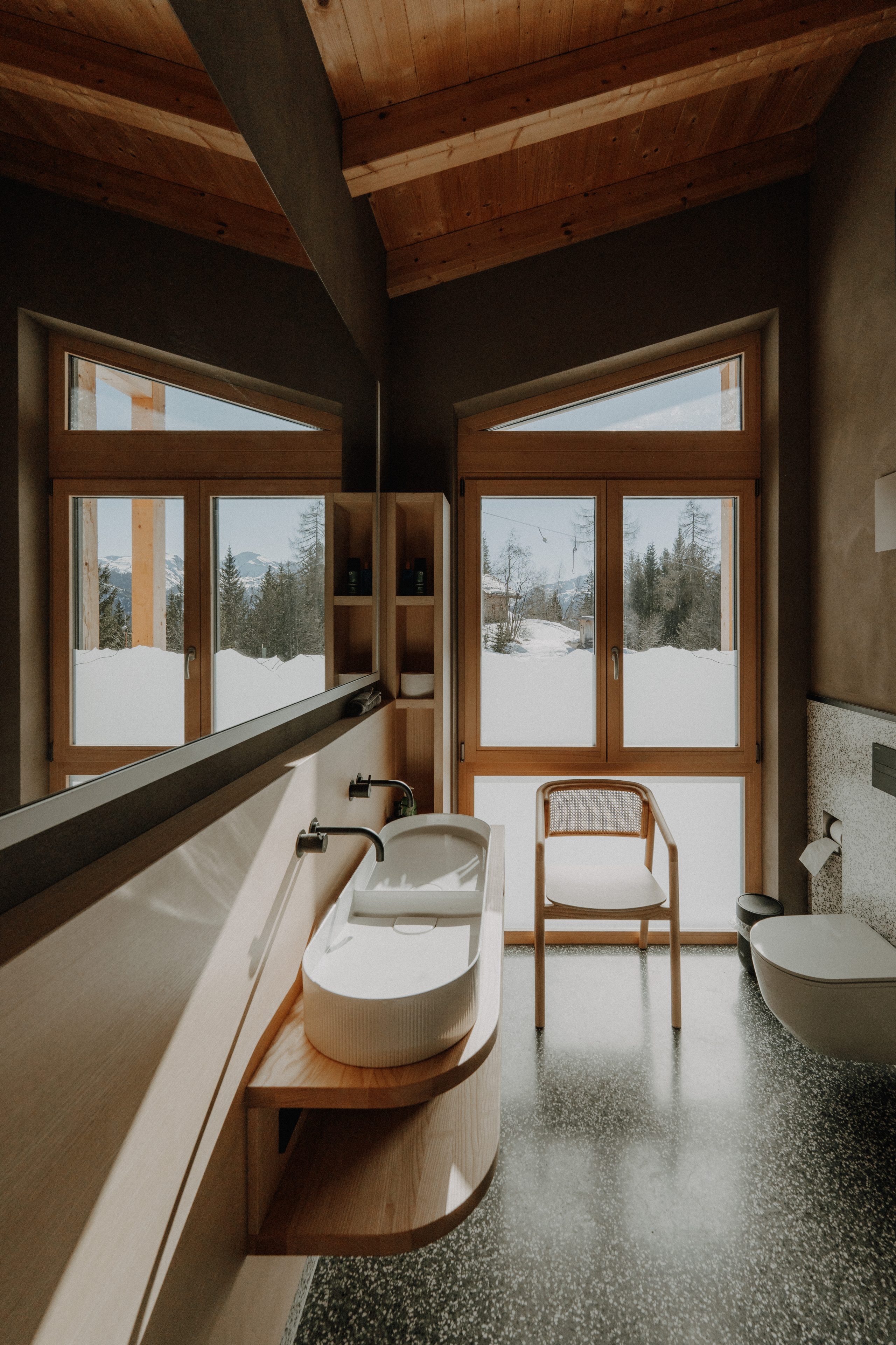 Bergchalet mit unverbautem Blick über die Alpen