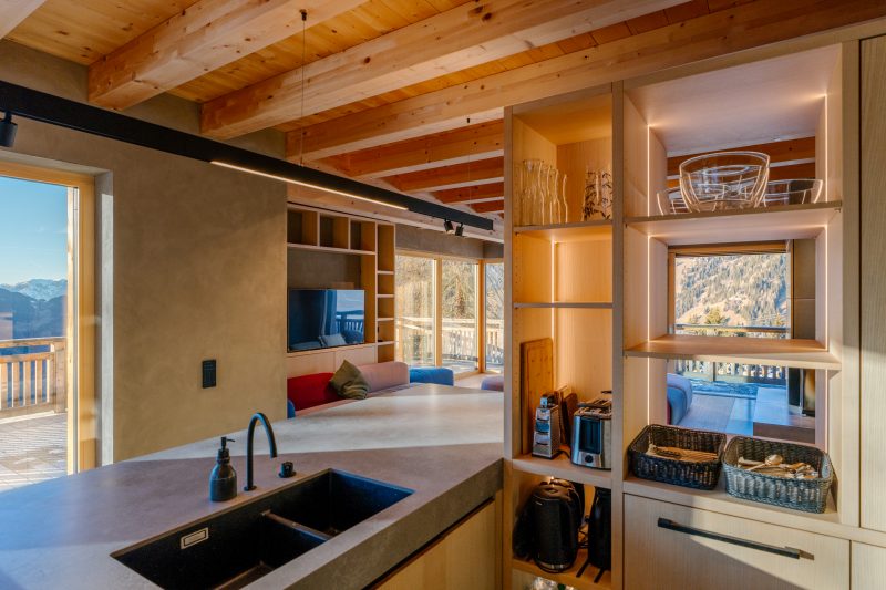 Unser Concierge unterstützt Sie in der Küche des Chalets - Bergchalet Gastein