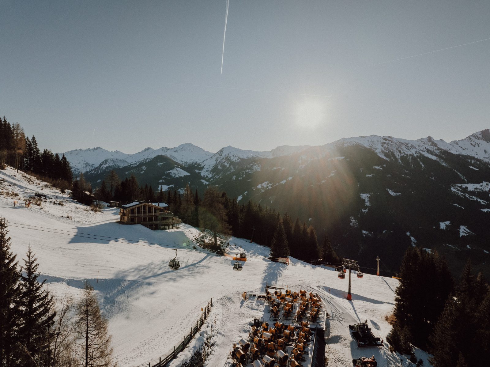 Wandern in den Alpen Österreichs im Winter.