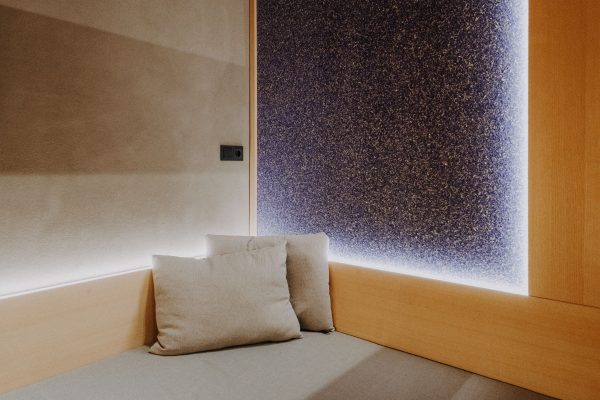 Indirektes Licht und natürliche Materialien gehen Hand in Hand im Bergchalet Gastein