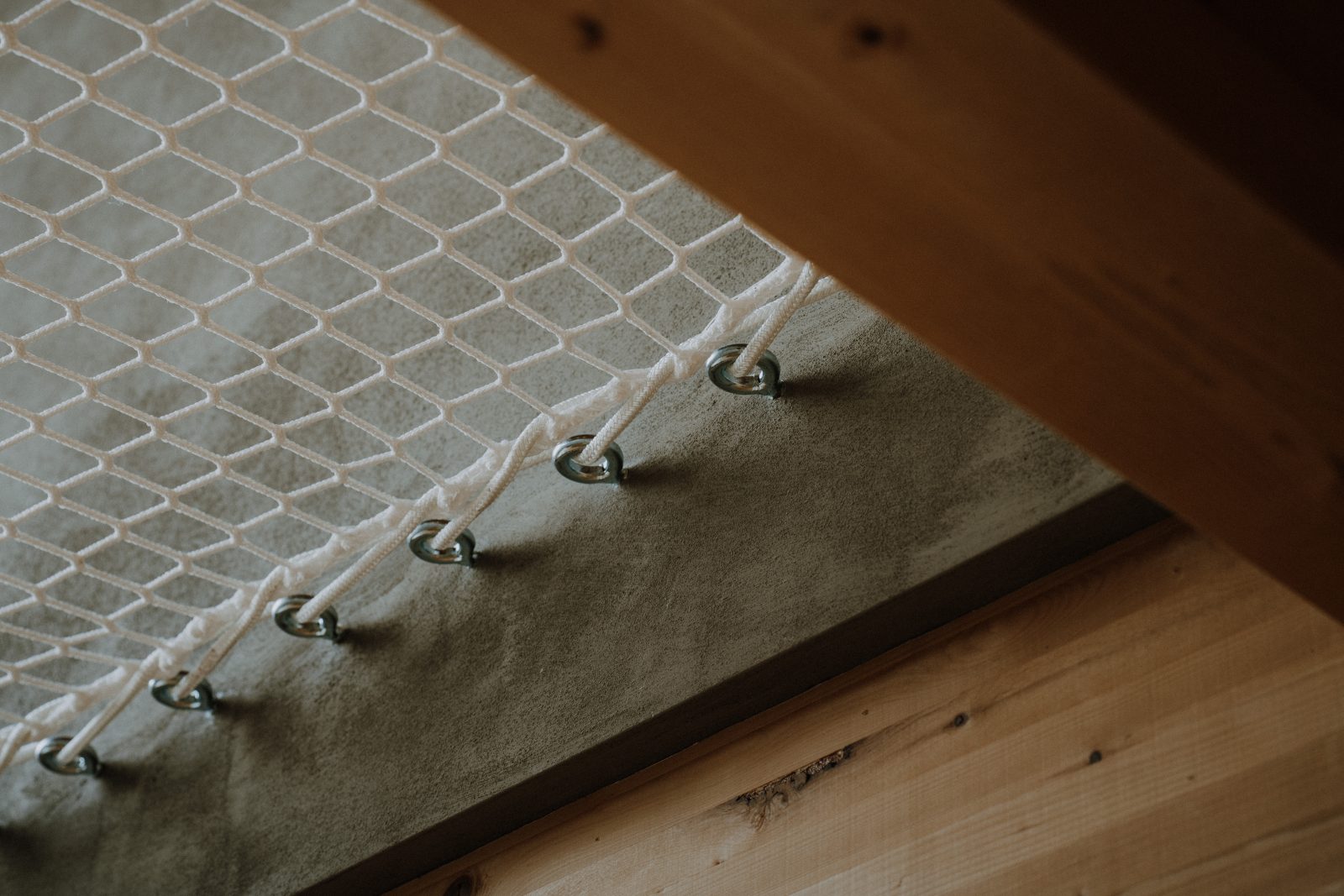 Loftnetze im Bergchalet zum Abhängen in den Alpen Österreichs