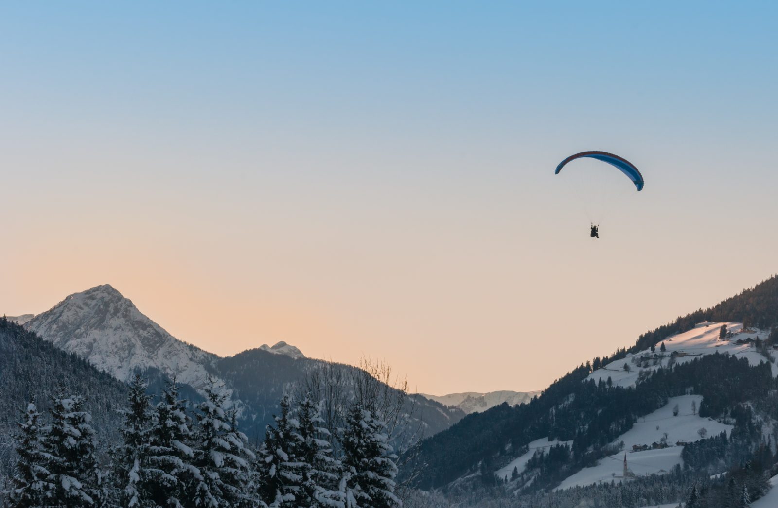 Paragleiten in den Salzburger Alpen im Winter